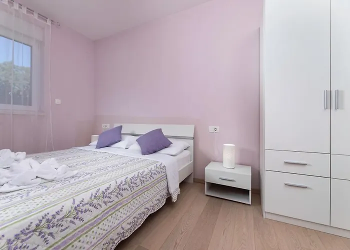 Waterfront Pia - Marija